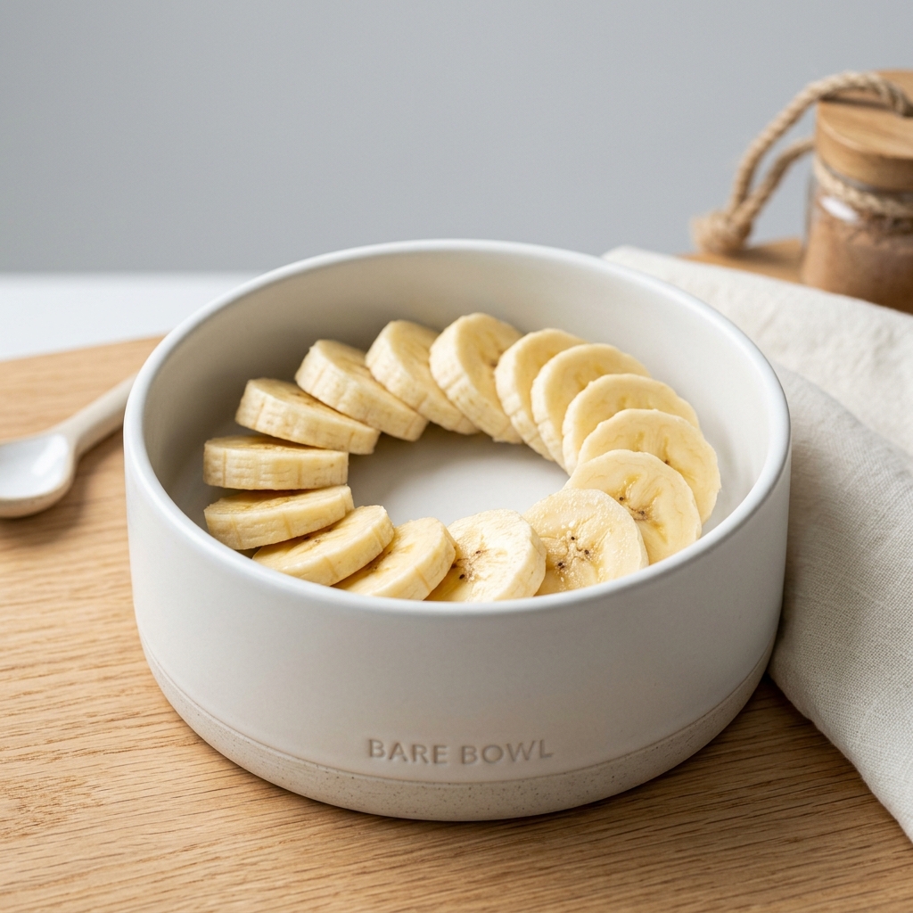 精美擺放的新鮮有機的banana切片insidea現代的寵物food碗